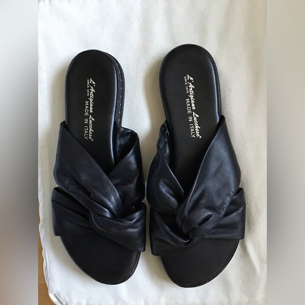 L’Artigiano Lucchese Black Leather Knot Slide Sandal
